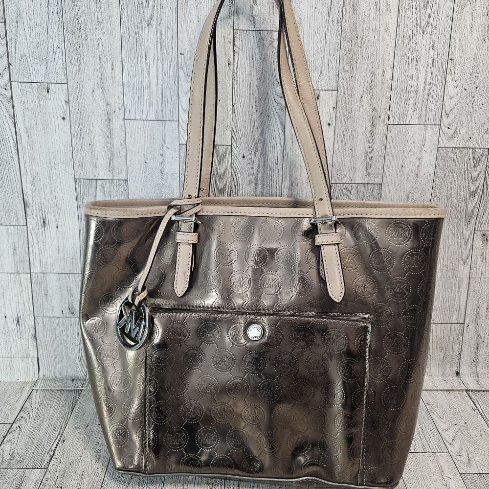 Michael Kors Women's Jet Set Medium MK Snap Pocket Tote Chrome Tan Cooper